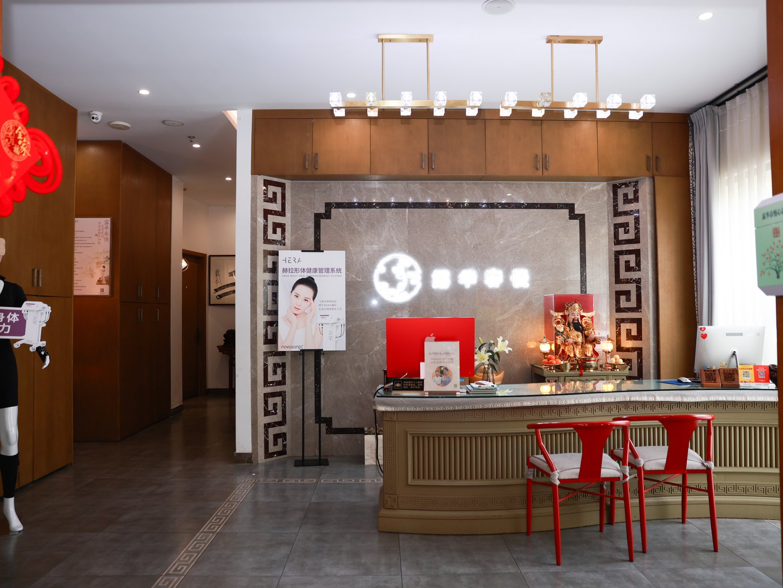 露华春慢白马店接待区